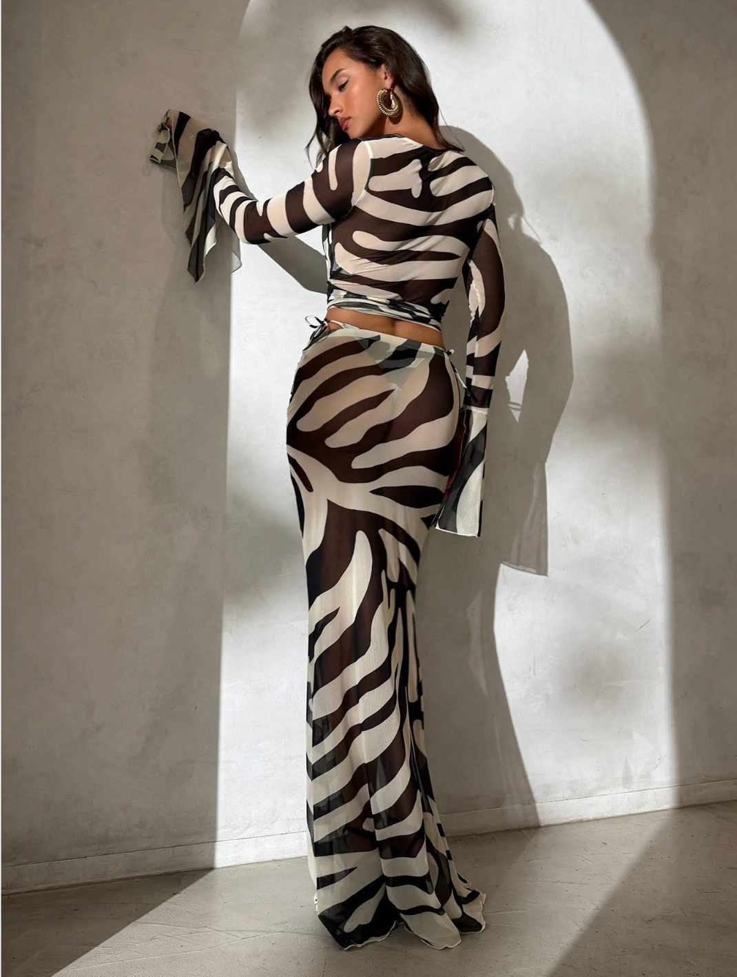 Set „Graphic Zebra” – Top Crop cu Mâneci Cloș & Fustă Maxi