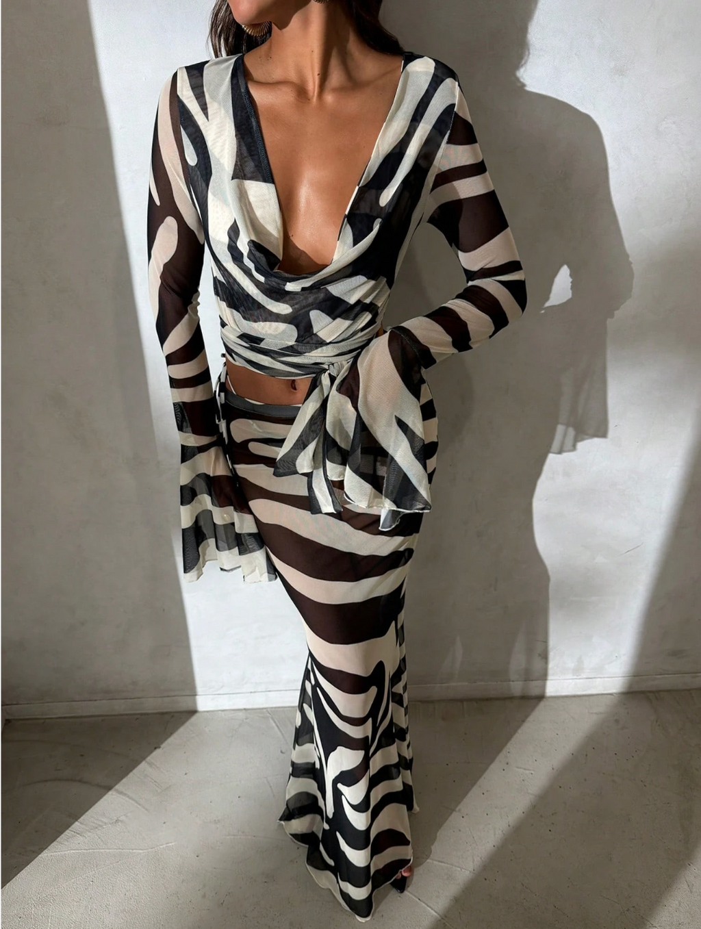 Set „Graphic Zebra” – Top Crop cu Mâneci Cloș & Fustă Maxi