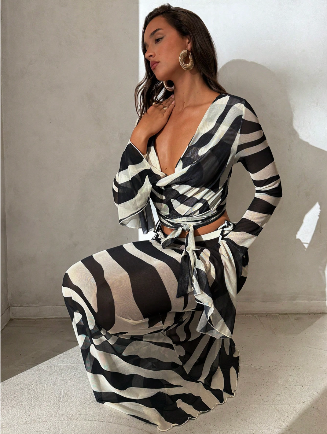 Set „Graphic Zebra” – Top Crop cu Mâneci Cloș & Fustă Maxi