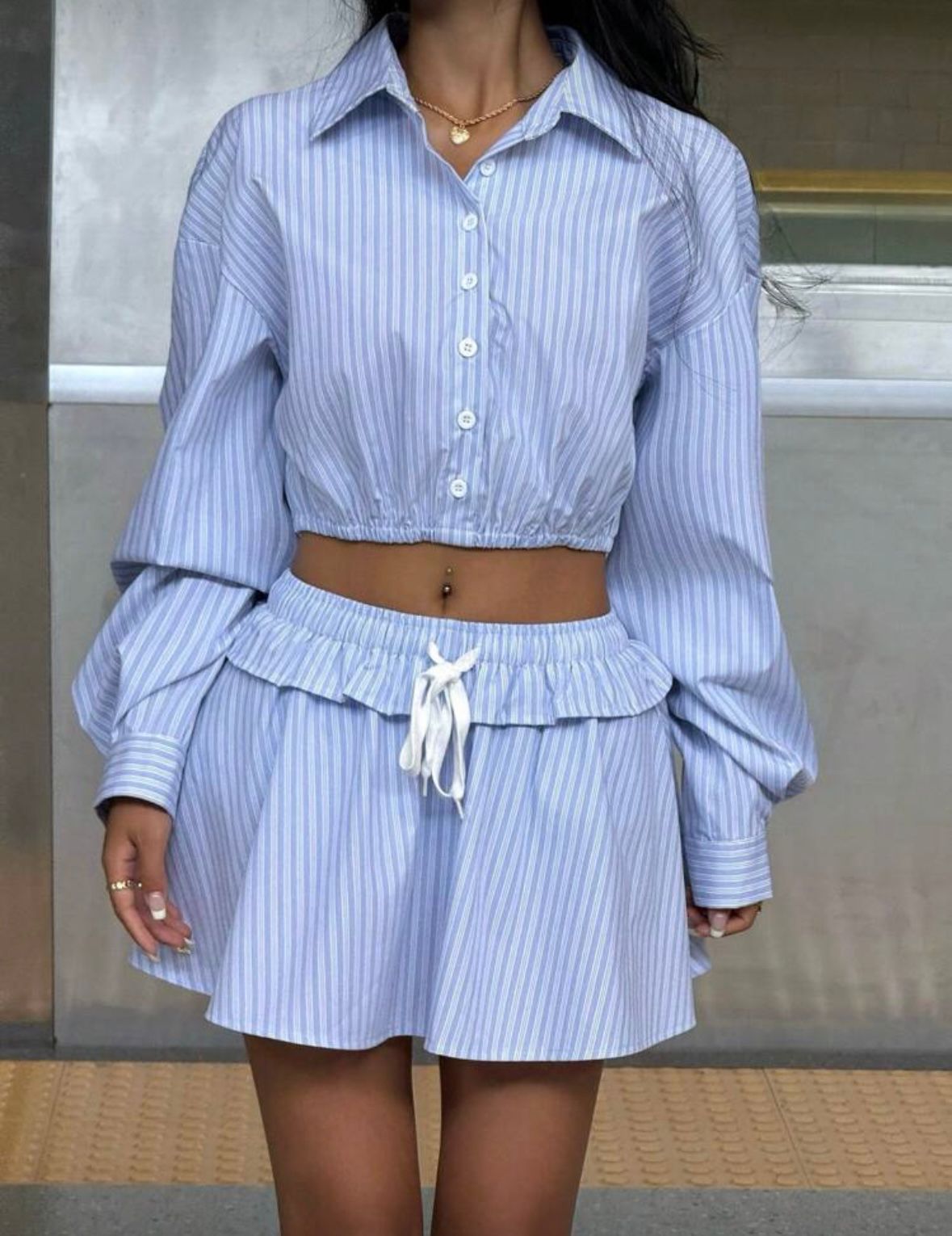 Set Co-ord "Azure Stripes" – Cămașă Cropped și Fustă cu Volane