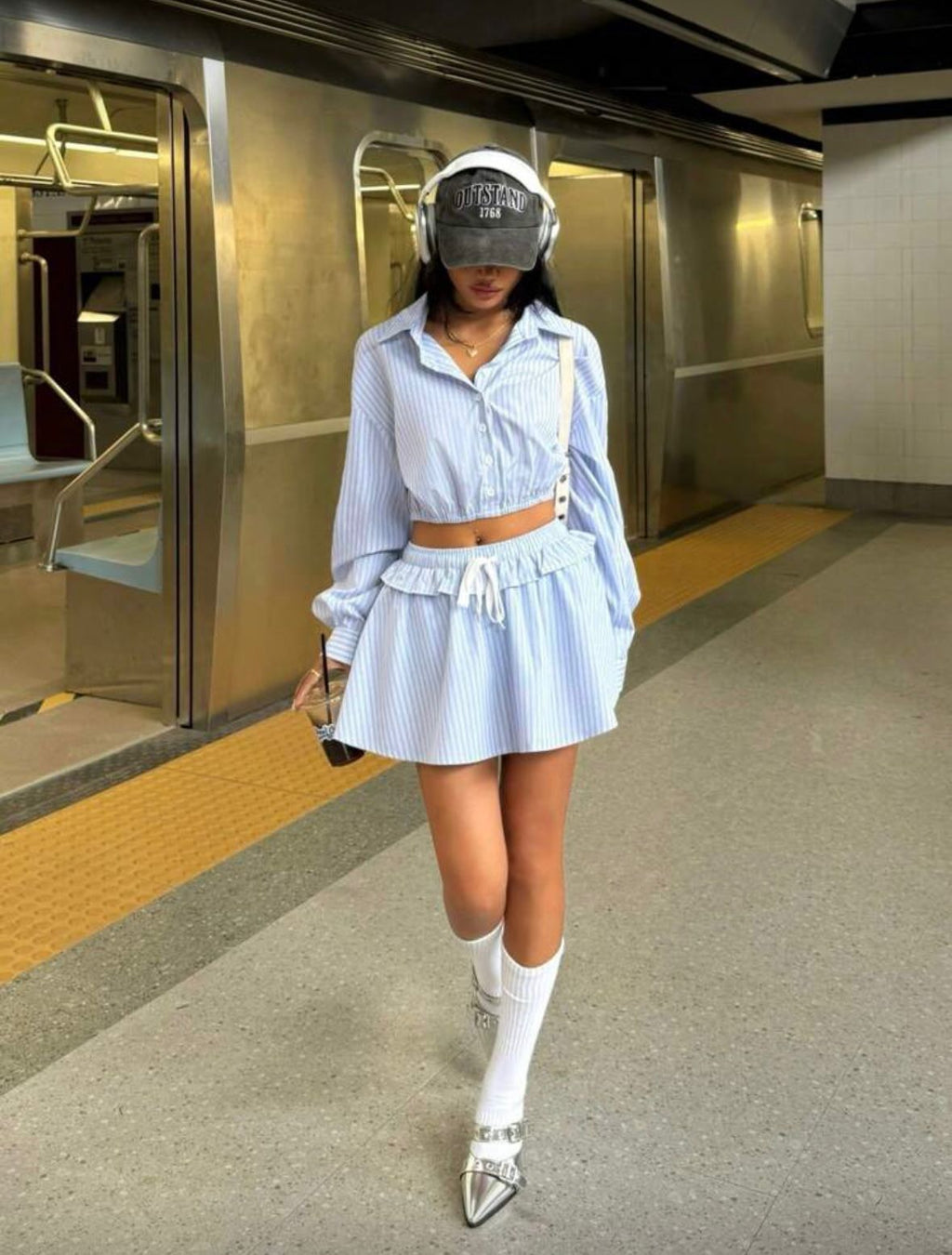 Set Co-ord "Azure Stripes" – Cămașă Cropped și Fustă cu Volane