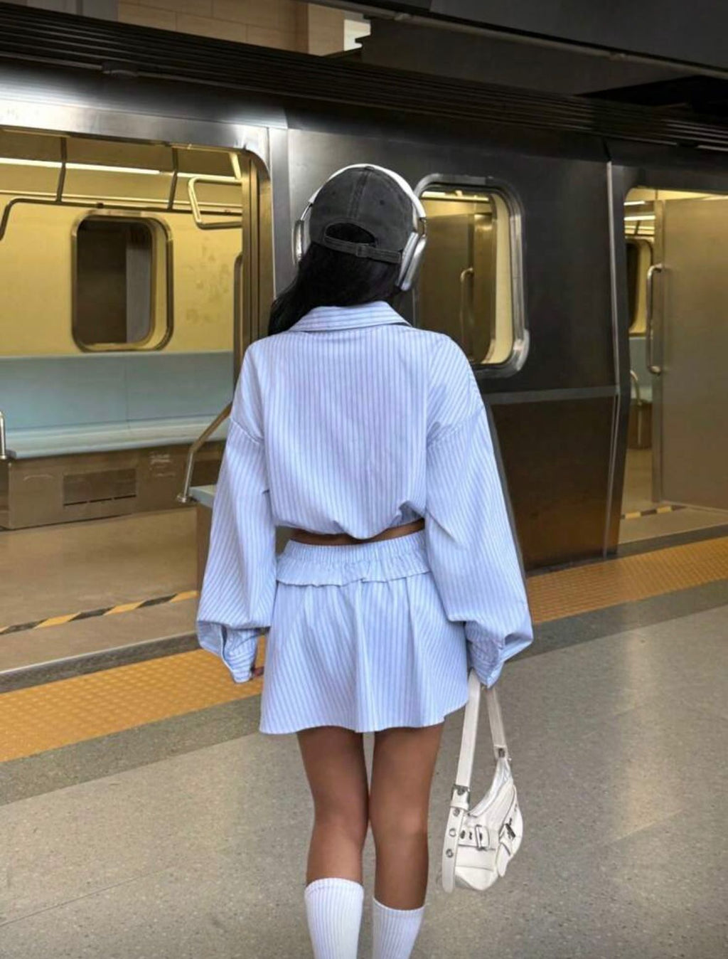 Set Co-ord "Azure Stripes" – Cămașă Cropped și Fustă cu Volane